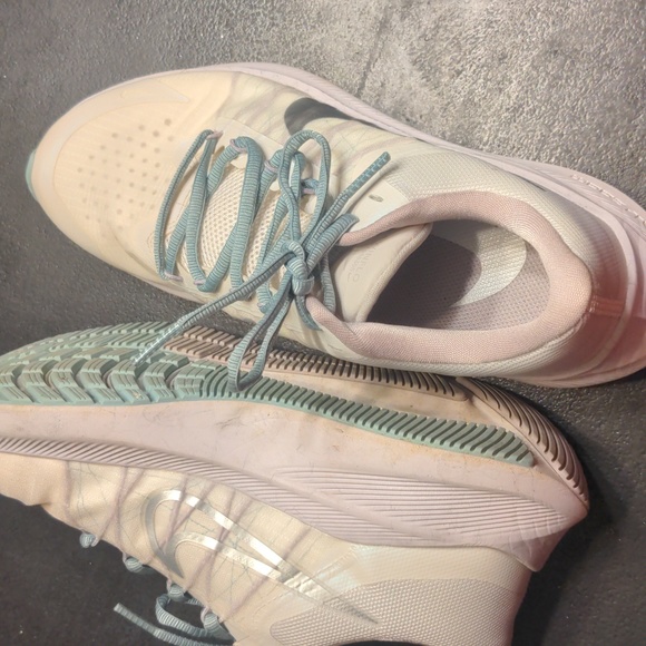 Women's Nike Winflo Zoom 8, size 9, like new, white and light blue and silver - Picture 3 of 8